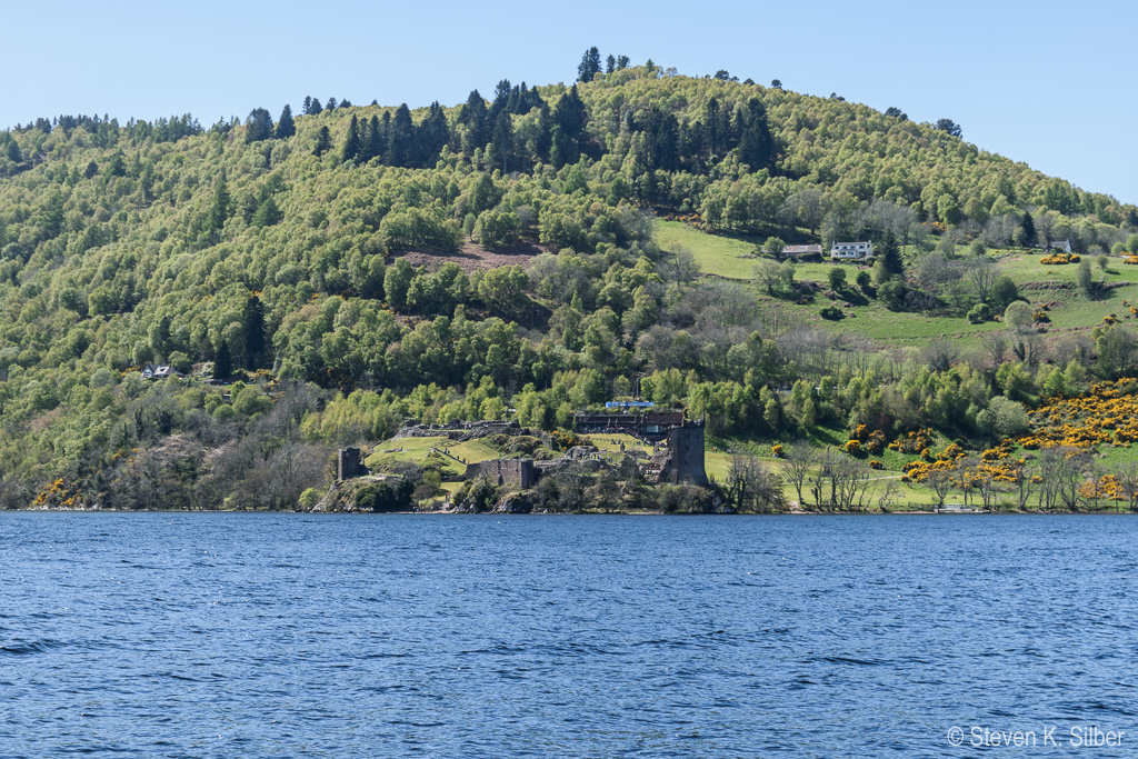 Castle seen from the loch as we come in to dock. (1/200 sec at f / 7.1,  ISO 100,  55 mm, 18.0-55.0 mm f/3.5-5.6 ) May 09, 2017
